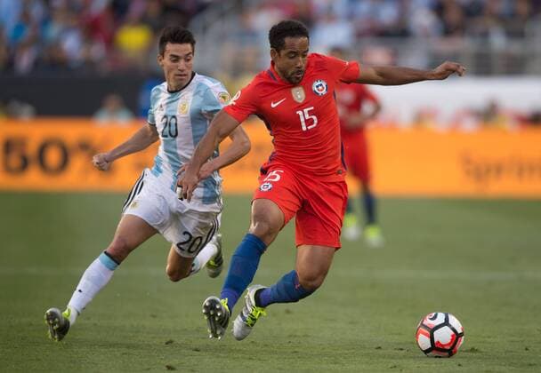 Chile s Jean Beausejour (R) vies for the ball during the Copa America Centenario Group D match between Argentina and Chile at the Levi s Stadium in Santa Clara, California, the United States, June 6, 2016. Argentina won by 2-1. Yang Lei) (SP)U.S.-SANTA CLARA-COPA AMERICA-GROUP D-ARG VS CHL YangxLeixfromxChongqing 