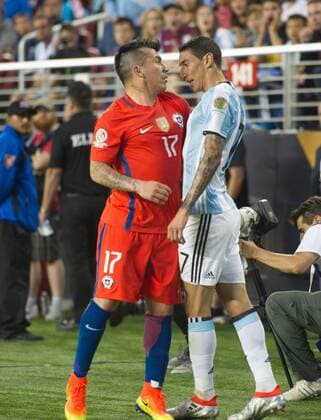 Argentina s Angel Di Maria (R) confronts Chile s Gary Medel during their Copa America Centenario Group D match at the Levi s Stadium in Santa Clara, California, the United States, June 6, 2016. Argentina won by 2-1. Yang Lei) (SP)U.S.-SANTA CLARA-COPA AMERICA-GROUP D-ARG VS CHL YangxLeixfromxChongqing 
