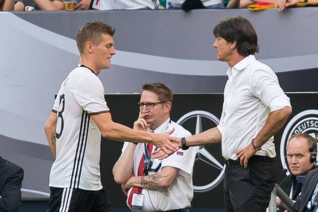 Samstag 04.06.2016, Laenderspiel in Gelsenkirchen, Deutschland - Ungarn, 2:0, Toni Kroos (GER) und Trainr Joachim Loew (GER) DeFodi001