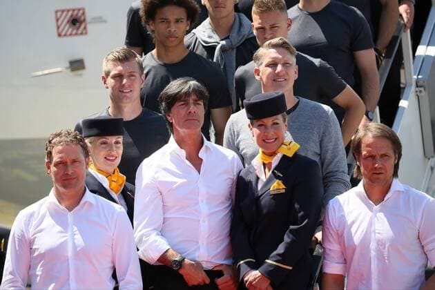 Co-Trainer Marcus Sorg, Toni Kroos, Leroy Sane, Bundestrainer Joachim Löw, Bastian Schweinsteiger, Joshua KImmich, Co-Trainer Thomas Schneider - Abflug der Deutschen Nationalmannschaft zur EM2016 vom Frankfurter Flughafen