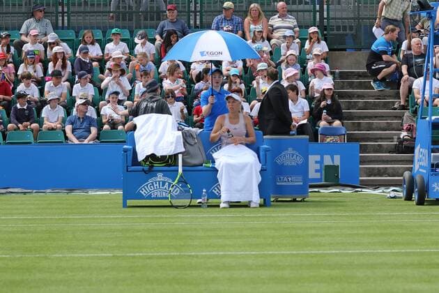 07.06.2016. Nottingham Tennis Centre, Nottingham, England. Aegon WTA Tennis Damen Nottingham Open Day 4. Caroline Wozniacki of Denmark shelters from the heat on centre court in her match against Cagla Buyukakcay of Turkey xDavidxKissmanx  ActionPlus11746281