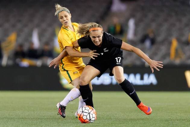 Fußball, Damen, Testspiel, Australien - Neuseeland June 7, 2016: HANNAH WILKINSON (17) of New Zealand protects the ball during an International Friendly Länderspiel match between the Australian Matildas and the New Zealand Football Ferns as part of the teams preparation for the Rio Olympic Games Olympische Spiele Olympia OS at Etihad Stadium, Melbourne. Soccer 2016: Womens Soccer Australia v New Zealand - ZUMAc04_