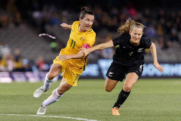 Fußball, Damen, Testspiel, Australien - Neuseeland June 7, 2016: LISA DE VANNA (11) of Australia and KATIE DUNCAN (4) of New Zealand compete for the ball during an International Friendly Länderspiel match between the Australian Matildas and the New Zealand Football Ferns as part of the teams preparation for the Rio Olympic Games Olympische Spiele Olympia OS at Etihad Stadium, Melbourne. Soccer 2016: Womens Soccer Australia v New Zealand - ZUMAc04_