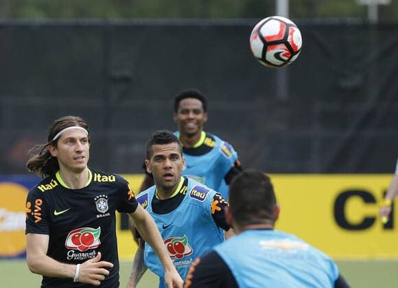 Brazil s players Filipe Luis (L) and Dani Alves (R) participate in a training session at Florida University in Orlando, United States, 7 June 2016, where the team will face Haiti tomorrow during a match of Copa America Centenario. BRAZIL S TRAINING SESSION IN ORLANDO !ACHTUNG: NUR REDAKTIONELLE NUTZUNG!  FLO007 20160608-636009464775382011