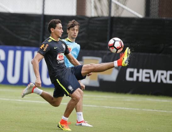 Brazil s player Rodrigo Caio (R) participates in a training session at Florida University in Orlando, United States, 7 June 2016, where the team will face Haiti tomorrow during a match of Copa America Centenario. BRAZIL S TRAINING SESSION IN ORLANDO !ACHTUNG: NUR REDAKTIONELLE NUTZUNG!  FLO007 20160608-636009469134802011