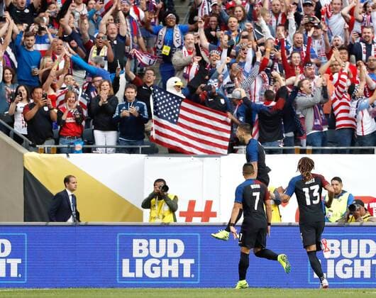 Copa America, USA - Costa Rica United States midfielder Clint Dempsey (up) celebrates with teammates Bobby Wood (R) and Jermaine Jones (L) after scoring a goal on a penalty kick during the fist half of the Copa America Centenario Group A match against Costa Rica at the Soldier Field in Chicago, Illinois, United States, 7 June 2016. UNITED STATES VS COSTA RICA !ACHTUNG: NUR REDAKTIONELLE NUTZUNG!  CHI009 20160608-636009531152625546
