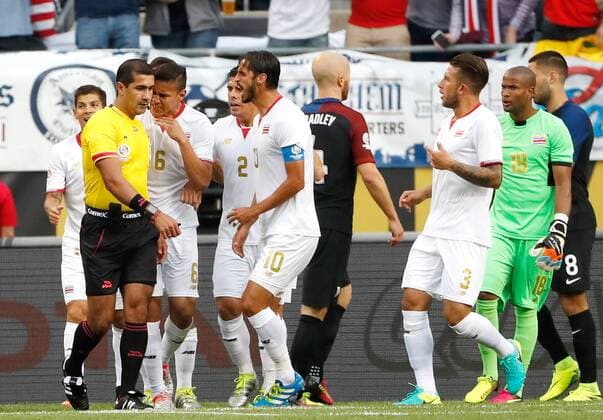 Copa America, USA - Costa Rica Costa Rica defender Oscar Duarte (6), defender Johnny Acosta (2) and forward Bryan Ruiz (10) argue with the referee (R) after United States midfielder Clint Dempsey (8) was awarded a penalty kick during the fist half of the Copa America Centenario Group A match at the Soldier Field in Chicago, Illinois, United States, 7 June 2016. Dempsey converted the penalty kick for a goal. UNITED STATES VS COSTA RICA !ACHTUNG: NUR REDAKTIONELLE NUTZUNG!  CHI010 20160608-636009534900525546