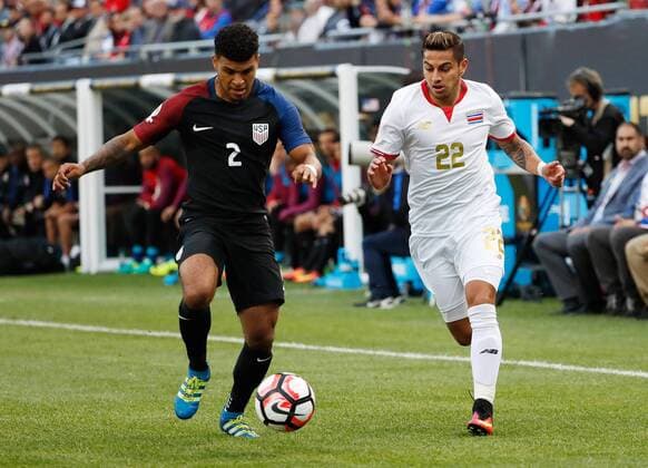 Copa America, USA - Costa Rica United States defender DeAndre Yedlin (2) and Costa Rica defender Ronald Matarrita (22) go for the ball during the fist half of the Copa America Centenario Group A match at the Soldier Field in Chicago, Illinois, United States, 7 June 2016. UNITED STATES VS COSTA RICA !ACHTUNG: NUR REDAKTIONELLE NUTZUNG!  CHI014 20160608-636009540607161546