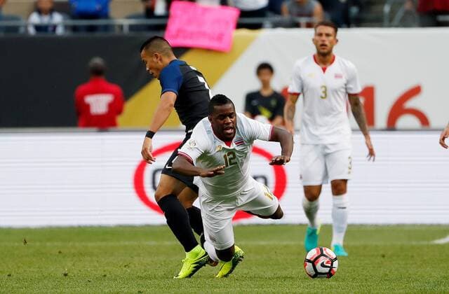 Copa America, USA - Costa Rica United States forward Bobby Wood (L) trips Costa Rica forward Joel Campbell (12) during the fist half of the Copa America Centenario Group A match at the Soldier Field in Chicago, Illinois, United States, 7 June 2016. UNITED STATES VS COSTA RICA !ACHTUNG: NUR REDAKTIONELLE NUTZUNG!  CHI015 20160608-636009541233657546