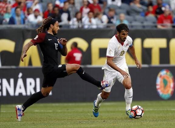 Copa America, USA - Costa Rica Costa Rica forward Bryan Ruiz (10)moves the ball as United States midfielder Jermaine Jones (13) defends during the fist half of the Copa America Centenario Group A match at the Soldier Field in Chicago, Illinois, United States, 7 June 2016. UNITED STATES VS COSTA RICA !ACHTUNG: NUR REDAKTIONELLE NUTZUNG!  CHI017 20160608-636009541885269546