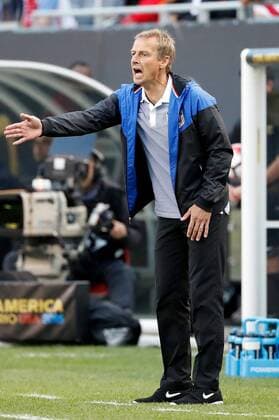 Copa America, USA - Costa Rica United States manager Jyrgen Klinsmann yells to his team during the fist half of the Copa America Centenario Group A match against Costa Rica at the Soldier Field in Chicago, Illinois, United States, 7 June 2016. UNITED STATES VS COSTA RICA !ACHTUNG: NUR REDAKTIONELLE NUTZUNG!  CHI018 20160608-636009545014941546