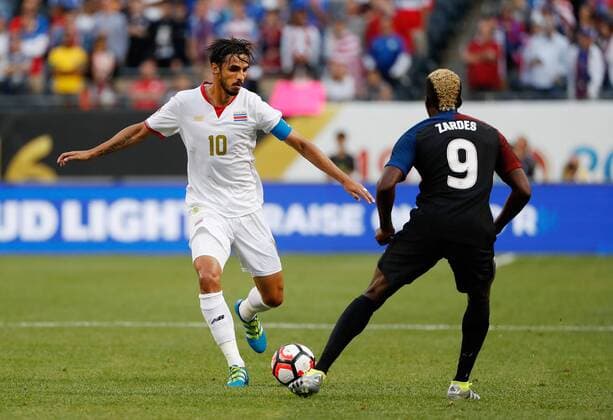 Copa America, USA - Costa Rica Costa Rica forward Bryan Ruiz (10) takes the ball up the field as United States forward Gyasi Zerdes (9) defends during the fist half of the Copa America Centenario Group A match at the Soldier Field in Chicago, Illinois, United States, 7 June 2016. UNITED STATES VS COSTA RICA !ACHTUNG: NUR REDAKTIONELLE NUTZUNG!  CHI020 20160608-636009545668425546