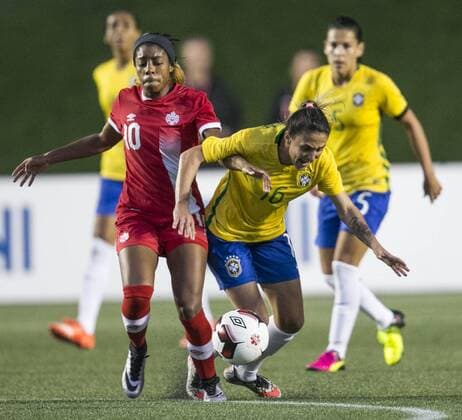 Canada s Ashley Lawrence (L) fights for the ball with Brazil s Darlene Souza during their friendly match heldt at TD Place stadium in Ottawa, Canada, 7 June 2016. BRAZIL VS CANADA !ACHTUNG: NUR REDAKTIONELLE NUTZUNG!  OTA001 20160608-636009565854058225