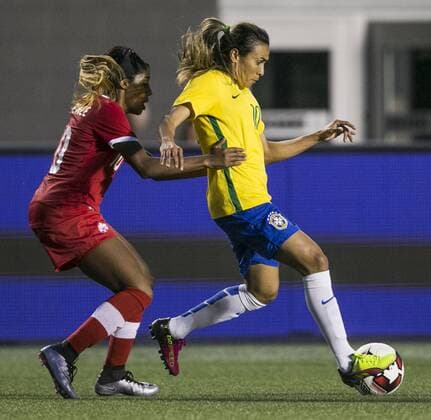 Canada s Ashley Lawrence (L) fights for the ball with Brazil s Marta Vieira da Silva during their friendly match heldt at TD Place stadium in Ottawa, Canada, 7 June 2016. BRAZIL VS CANADA !ACHTUNG: NUR REDAKTIONELLE NUTZUNG!  OTA003 20160608-636009567115006225