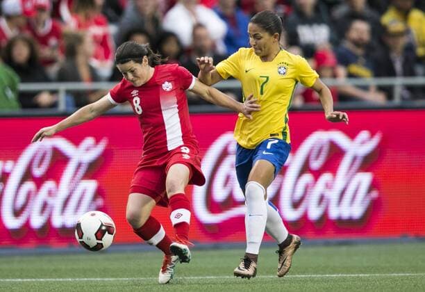 Canada s Diana Matheson (L) fights for the ball with Brazil s Debora Cristiane de Oliveira Debinha during their friendly match heldt at TD Place stadium in Ottawa, Canada, 7 June 2016. BRAZIL VS CANADA !ACHTUNG: NUR REDAKTIONELLE NUTZUNG!  OTA004 20160608-636009567126862225