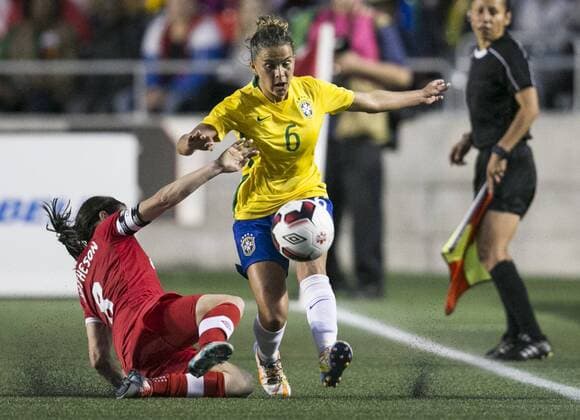 Canada s Diana Matheson (L) fights for the ball with Brazil s Tamires Cassia Dias during their friendly match heldt at TD Place stadium in Ottawa, Canada, 7 June 2016. BRAZIL VS CANADA !ACHTUNG: NUR REDAKTIONELLE NUTZUNG!  OTA005 20160608-636009569047066225