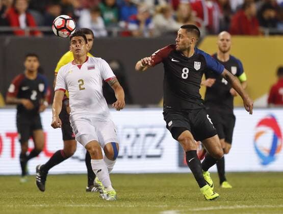 Copa America, USA - Costa Rica Costa Rica defender Johnny Acosta (2) tries to keep the ball away from United States midfielder Clint Dempsey (8) during the second half of the Copa America Centenario Group A match at the Soldier Field in Chicago, Illinois, United States, 7 June 2016. UNITED STATES VS COSTA RICA !ACHTUNG: NUR REDAKTIONELLE NUTZUNG!  CHI024 20160608-636009576116206225