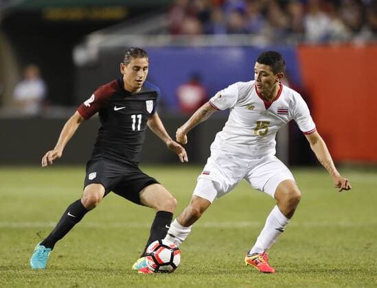 Copa America, USA - Costa Rica Costa Rica defender Jose Salvatierra (15) keeps the ball away from United States midfielder Alejandro Bedoya (11) during the second half of the Copa America Centenario Group A match at the Soldier Field in Chicago, Illinois, United States, 7 June 2016. UNITED STATES VS COSTA RICA !ACHTUNG: NUR REDAKTIONELLE NUTZUNG!  CHI027 20160608-636009579936958225