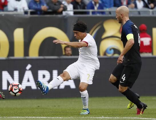 Copa America, USA - Costa Rica Costa Rica midfielder Christian Bolanos (L) kicks the ball as United States midfielder Michael Bradley defends during the first half of a 2016 Copa America Centenario Group A match at Soldier Field in Chicago on June 7, 2016.  CHI2016060704 BRIANxKERSEY