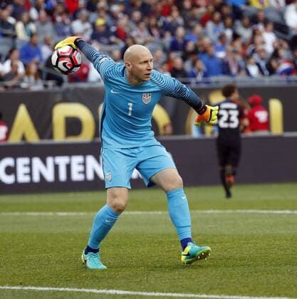 Copa America, USA - Costa Rica United States goalkeeper Brad Guzan (1) throws the ball during the first half of a 2016 Copa America Centenario Group A match against Costa Rica at Soldier Field in Chicago on June 7, 2016. The United States defeated Costa Rica 4-0.  CHI2016060705 BRIANxKERSEY