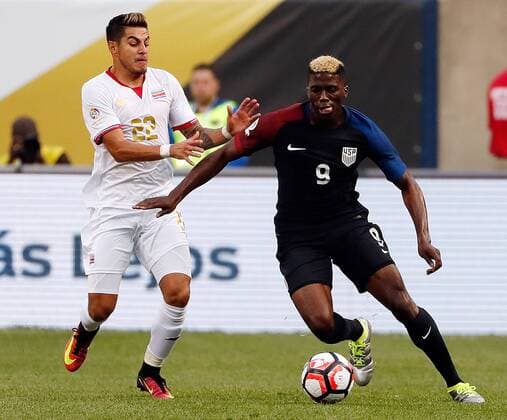 Copa America, USA - Costa Rica United States forward Gyasi Zerdes (R) moves the ball as Costa Rica defender Ronald Matarrita defends during the first half of a 2016 Copa America Centenario Group A match at Soldier Field in Chicago on June 7, 2016. The United States defeated Costa Rica 4-0.  CHI2016060707 BRIANxKERSEY