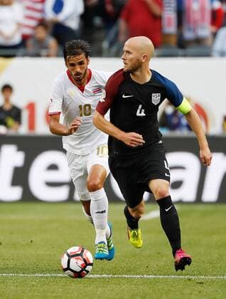Copa America, USA - Costa Rica United States midfielder Michael Bradley (R) moves the ball as Costa Rica forward Bryan Ruiz chases during the first half of a 2016 Copa America Centenario Group A match at Soldier Field in Chicago on June 7, 2016. The United States defeated Costa Rica 4-0.  CHI2016060708 BRIANxKERSEY