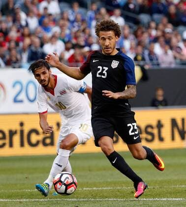 Copa America, USA - Costa Rica Costa Rica forward Bryan Ruiz (L) and United States defender Fabian Johnson chase the ball during the first half of a 2016 Copa America Centenario Group A match at Soldier Field in Chicago on June 7, 2016. The United States defeated Costa Rica 4-0.  CHI2016060712 BRIANxKERSEY