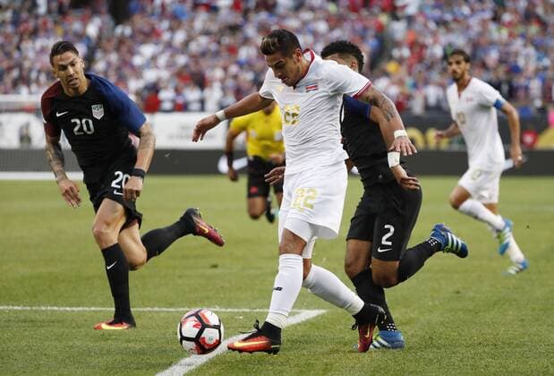 Copa America, USA - Costa Rica Costa Rica defender Ronald Matarrita (C) mover the ball as United States defender Geoff Cameron (L) and defender DeAndre Yedlin (2) try to steal during the first half of a 2016 Copa America Centenario Group A match at Soldier Field in Chicago on June 7, 2016. The United States defeated Costa Rica 4-0.  CHI2016060713 BRIANxKERSEY
