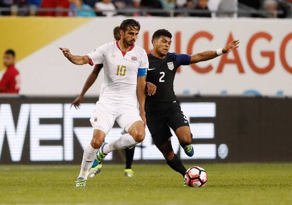 Copa America, USA - Costa Rica Costa Rica forward Bryan Ruiz (L) and United States defender DeAndre Yedlin fight for position during the first half of a 2016 Copa America Centenario Group A match at Soldier Field in Chicago on June 7, 2016. The United States defeated Costa Rica 4-0.  CHI2016060714 BRIANxKERSEY