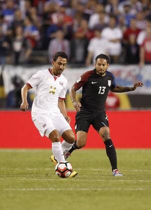 Copa America, USA - Costa Rica Costa Rica midfielder Randall Azofeifa (L) and United States midfielder Jermaine Jones go for the ball during the first half of a 2016 Copa America Centenario Group A match at Soldier Field in Chicago on June 7, 2016. The United States defeated Costa Rica 4-0.  CHI2016060716 BRIANxKERSEY