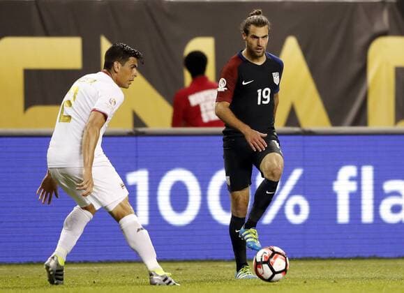 Copa America, USA - Costa Rica United States midfielder Graham Zusi (R) moves the ball as Costa Rica defender Johnny Acosta defends during the first half of a 2016 Copa America Centenario Group A match at Soldier Field in Chicago on June 7, 2016. The United States defeated Costa Rica 4-0.  CHI2016060720 BRIANxKERSEY