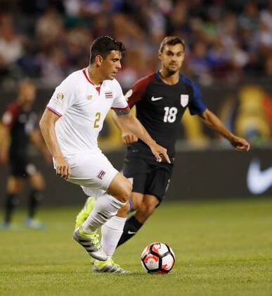 Copa America, USA - Costa Rica Costa Rica defender Johnny Acosta (L) moves the ball as United States forward Chris Wondolowski defends during the first half of a 2016 Copa America Centenario Group A match at Soldier Field in Chicago on June 7, 2016. The United States defeated Costa Rica 4-0.  CHI2016060721 BRIANxKERSEY