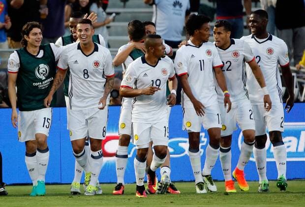 Copa America, Kolumbien - Paraguay Colombia s players celebrate Carlos Bacca s 1-0 goal before Paraguay during their Copa America Centenario Group A match at the Rose Bowl stadium in Pasadena, California, United States, 7 June 2016. EFE Juan Carlos Cardenas COLOMBIA VS PARAGUAY !ACHTUNG: NUR REDAKTIONELLE NUTZUNG!  SCL010 20160608-636009589637084870