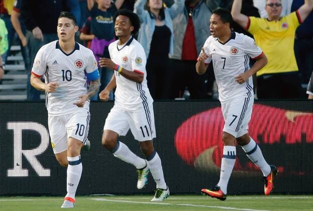 Copa America, Kolumbien - Paraguay Colombia s players James Rodriguez (L), Juan Guillermo Cuadrado (C) and Carlos Bacca (R) celebrate Bacca s 1-0 goal before Paraguay during their Copa America Centenario Group A match at the Rose Bowl stadium in Pasadena, California, United States, 7 June 2016. EFE Juan Carlos Cardenas COLOMBIA VS PARAGUAY !ACHTUNG: NUR REDAKTIONELLE NUTZUNG!  SCL010 20160608-636009590268408776