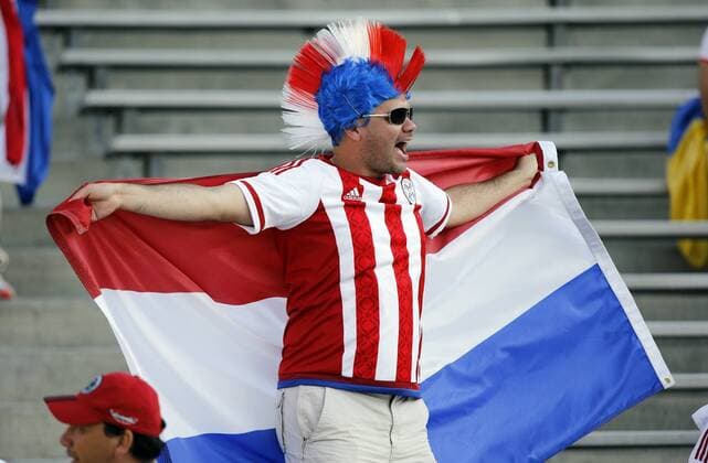 Copa America, Kolumbien - Paraguay Paraguay fan shows his colors before the team plays against Colombia in the COPA America Centenario at the Rose Bowl in Pasadena, California on June 7, 2016.  LAP20160607604 ALEXxGALLARDO
