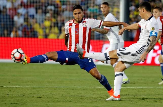 Copa America, Kolumbien - Paraguay Colombia s James Rodriguez (R) passes on the ball before Paraguay s Bruno Valdez during their Copa America Centenario Group A match at the Rose Bowl stadium in Pasadena, California, United States, 7 June 2016. COLOMBIA VS PARAGUAY !ACHTUNG: NUR REDAKTIONELLE NUTZUNG!  SCL025 20160608-636009602392068377