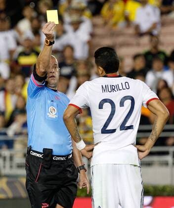 Copa America, Kolumbien - Paraguay Brazilian referee Herber Lopes (L) shows a yellow card at Colombia s Jeison Murillo during their Copa America Centenario Group A match before Paraguay at the Rose Bowl stadium in Pasadena, California, United States, 7 June 2016. COLOMBIA VS PARAGUAY !ACHTUNG: NUR REDAKTIONELLE NUTZUNG!  SCL026 20160608-636009610429968377
