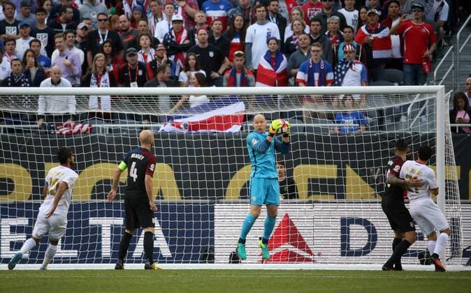 Copa America, USA - Costa Rica June 7, 2016 - Chicago, IL, USA - United States goalkeeper Brad Guzan (1) makes a save against Costa Rica during the first half on Tuesday, June 7, 2016, at Soldier Field in Chicago. Strong defense, timely offense give US much-needed 4-0 win over Costa Rica - ZUMAm67_