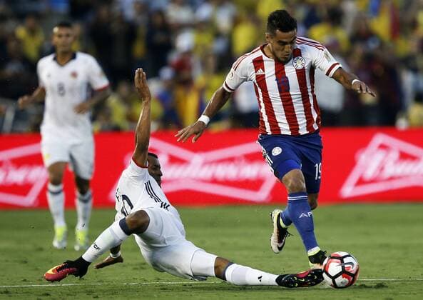 Copa America, Kolumbien - Paraguay Colombia s Farid Diaz (19) tackles the ball away from Paraguay forward Dario Lezcano (19) during the first half at COPA America Centenario at the Rose Bowl in Pasadena, California on June 7, 2016.  LAP20160607607 ALEXxGALLARDO