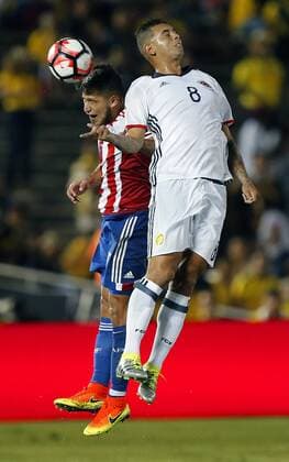 Copa America, Kolumbien - Paraguay Paraguay forward Dario Lezcano (19) beats Colombia midfielder Edwin Cardona (8) for a header during the first half at COPA America Centenario at the Rose Bowl in Pasadena, California on June 7, 2016.  LAP20160607608 ALEXxGALLARDO