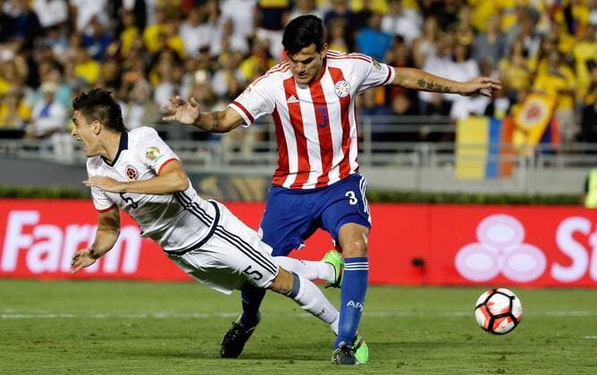 Copa America, Kolumbien - Paraguay Paraguay s Gustavo Gomez (R) vies for the ball with Colombian Guillermo Celis (R) during their Copa America Centenario Group A match at the Rose Bowl stadium in Pasadena, California, United States, 7 June 2016. COLOMBIA VS PARAGUAY !ACHTUNG: NUR REDAKTIONELLE NUTZUNG!  SCL029 20160608-636009634841162529