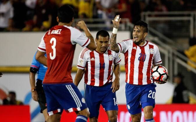 Copa America, Kolumbien - Paraguay Paraguay s Victor Ayala (R) celebrates with teammates after scoring a goal to Colombia during their Copa America Centenario Group A match at the Rose Bowl stadium in Pasadena, California, United States, 7 June 2016. COLOMBIA VS PARAGUAY !ACHTUNG: NUR REDAKTIONELLE NUTZUNG!  SCL030 20160608-636009635585282529