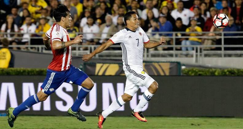 Copa America, Kolumbien - Paraguay Colombia s Carlos Bacca (R) goes for the ball as Paraguayan Gustavo Gomez (L) challenges him during their Copa America Centenario Group A match at the Rose Bowl stadium in Pasadena, California, United States, 7 June 2016. COLOMBIA VS PARAGUAY !ACHTUNG: NUR REDAKTIONELLE NUTZUNG!  SCL030 20160608-636009642384230529