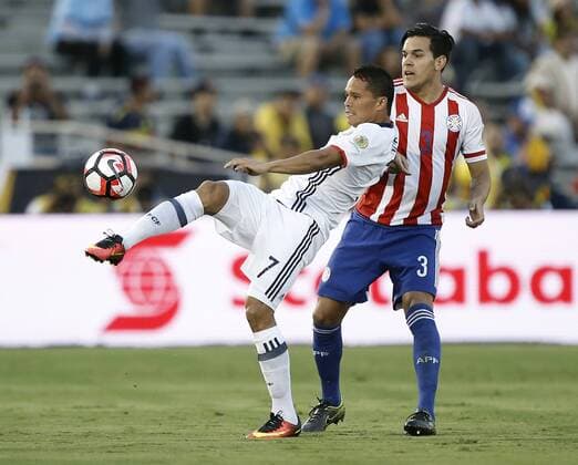 Copa America, Kolumbien - Paraguay Colombia forward Carlos Bacca (7) controls the ball inf front of Paraguay defender Gustavo Gomez (3) during the first half at COPA America Centenario at the Rose Bowl in Pasadena, California on June 7, 2016.  LAP20160607610 ALEXxGALLARDO