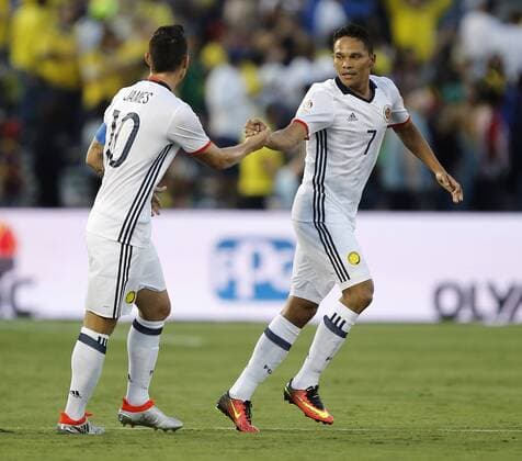 Copa America, Kolumbien - Paraguay Colombia midfielder James Rodriguez (10) congratulates forward Carlos Bacca (7) for scoring against Paraguay during the first half at COPA America Centenario at the Rose Bowl in Pasadena, California on June 7, 2016.  LAP20160607611 ALEXxGALLARDO