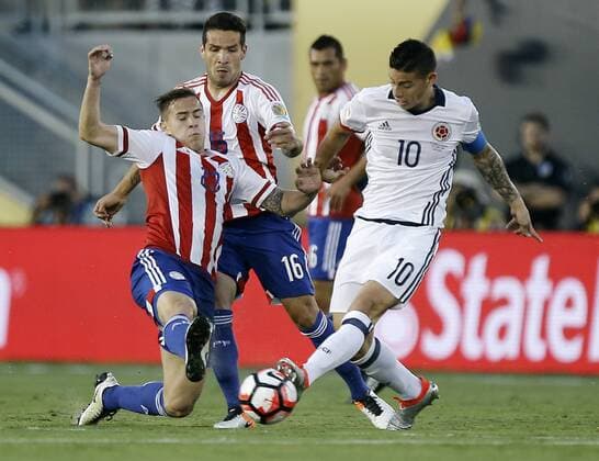 Copa America, Kolumbien - Paraguay Colombia midfielder James Rodriguez (10) kicks the ball away from Paraguay forward Robert Piris Da Motta (23) and midfielder Celso Ortiz (16) during the first half at COPA America Centenario at the Rose Bowl in Pasadena, California on June 7, 2016.  LAP20160607612 ALEXxGALLARDO