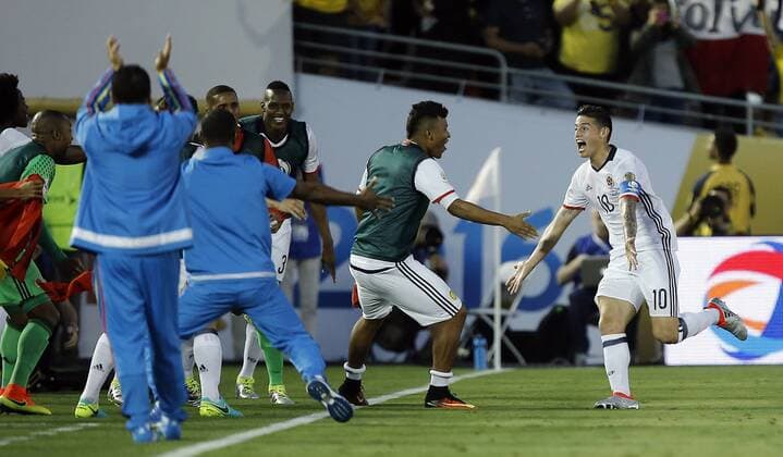 Copa America, Kolumbien - Paraguay Colombia midfielder James Rodriguez (10) celebrates scoring against Paraguay with the bench players during the first half at COPA America Centenario at the Rose Bowl in Pasadena, California on June 7, 2016.  LAP20160607613 ALEXxGALLARDO