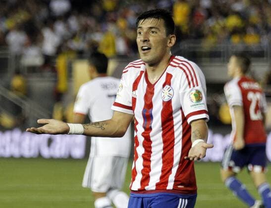 Copa America, Kolumbien - Paraguay Paraguay midfielder Edgar Benitez (11) questions a call by the line referee during the first half at COPA America Centenario playing against Colombia at the Rose Bowl in Pasadena, California on June 7, 2016.  LAP20160607614 ALEXxGALLARDO