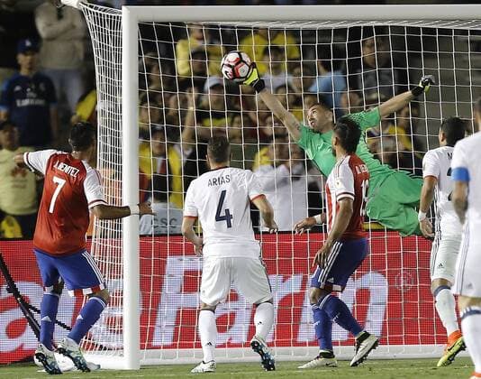 Copa America, Kolumbien - Paraguay Colombia goalkeeper David Ospina (1) gets his glove on the ball for a save against Paraguay during the second half at COPA America Centenario at the Rose Bowl in Pasadena, California on June 7, 2016. Columbia won 2-1.  LAP20160607615 ALEXxGALLARDO