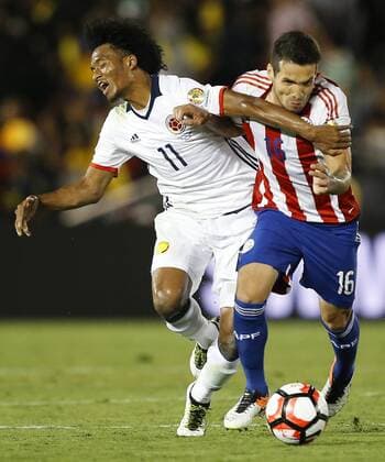Copa America, Kolumbien - Paraguay Colombia midfielder Juan Cuadrado (11) battles Paraguay midfielder Celso Ortiz (16) for the ball during the second half at COPA America Centenario at the Rose Bowl in Pasadena, California on June 7, 2016. Columbia won 2-1.  LAP20160607616 ALEXxGALLARDO